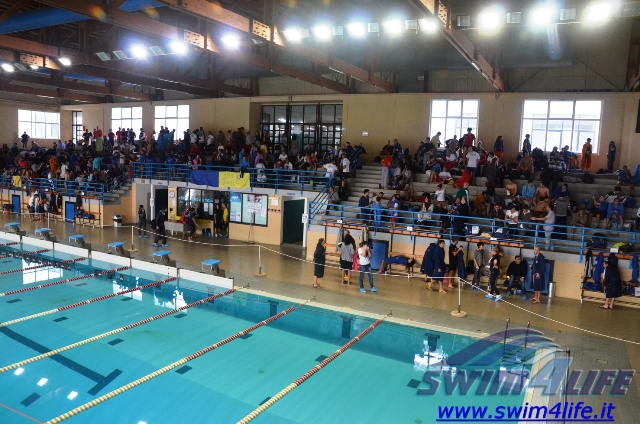 colpo_docchio_tribuna_piscina_Modugno