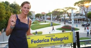 lungomare-federica-pellegrini-un-cartello-insulta-la-campionessa
