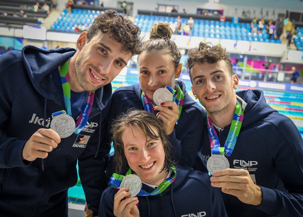 azzurri-mondiali-nuoto-staffetta-italia