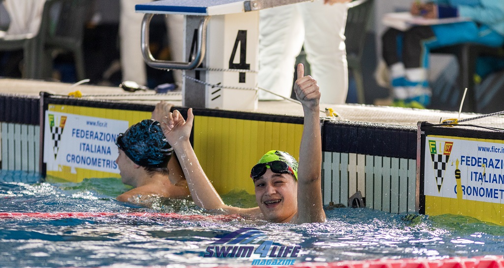allenatore-nuoto-per-bambini-educatore